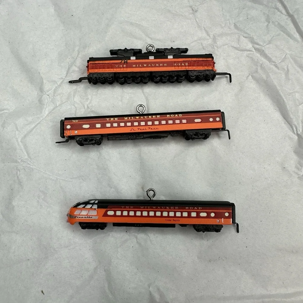 2023 Hallmark Lionel Milwaukee Road EP-2 Passenger Miniature Ornament Set